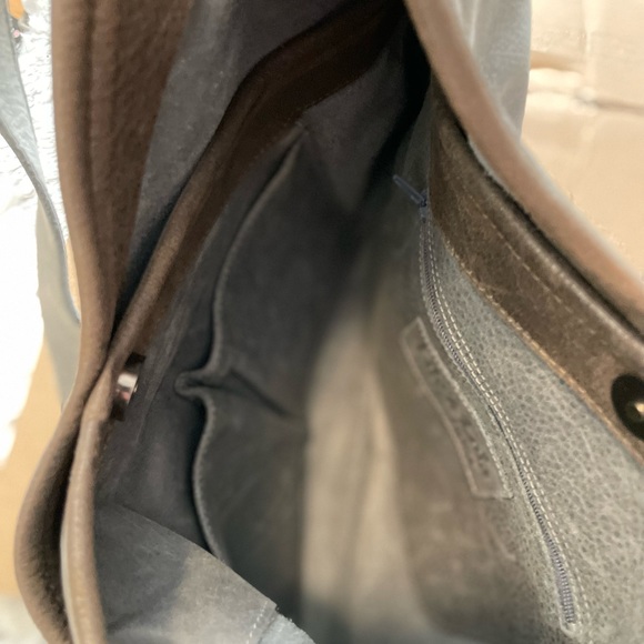 LILY & LOLA “Lisa” leather crossbody/shoulder bag - Picture 6 of 9